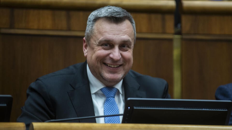 Na snímke podpredseda Národnej rady (NR) SR Andrej Danko (SNS) sa usmieva pred hlasovaním poslancov o programe mimoriadnej schôdze parlamentu o odvolaní šéfa SNS z postu podpredsedu parlamentu pre okolnosti jeho dopravnej nehody v Bratislave vo štvrtok 18. januára 2024. Andreja Danka pre nehodu odvolávať nebudú. Parlament totiž neschválil program mimoriadnej schôdze k návrhu na jeho odvolanie, ktorú iniciovala opozícia. Zo 126 prítomných za schválenie programu schôdze hlasovalo 52, proti boli 49