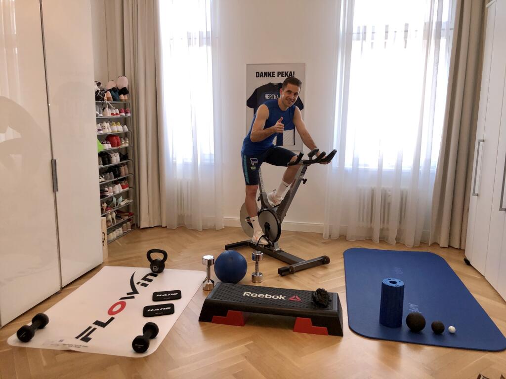 Futbalista Peter Pekarík si počas karantény zriadil doma v Berlíne malé fitness.