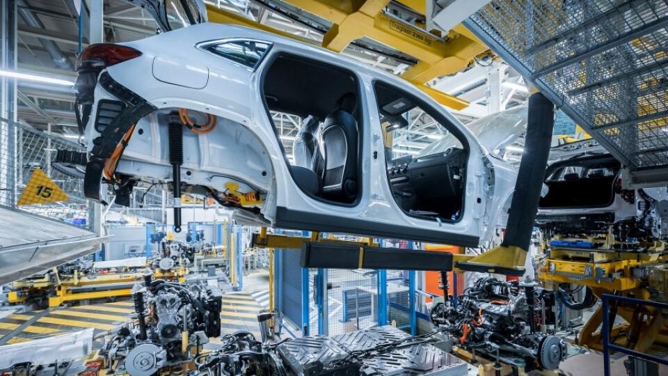 Daimler počíta pre nedostatok čipov s poklesom tržieb.