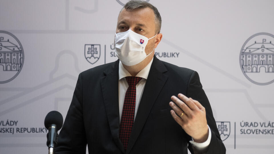 Na snímke minister práce, sociálnych vecí a rodiny SR Milan Krajniak (Sme rodina) sa rozpráva s novinármi počas 16. rokovania vlády SR v Bratislave 16. júna 2021. FOTO TASR - Jaroslav Novák