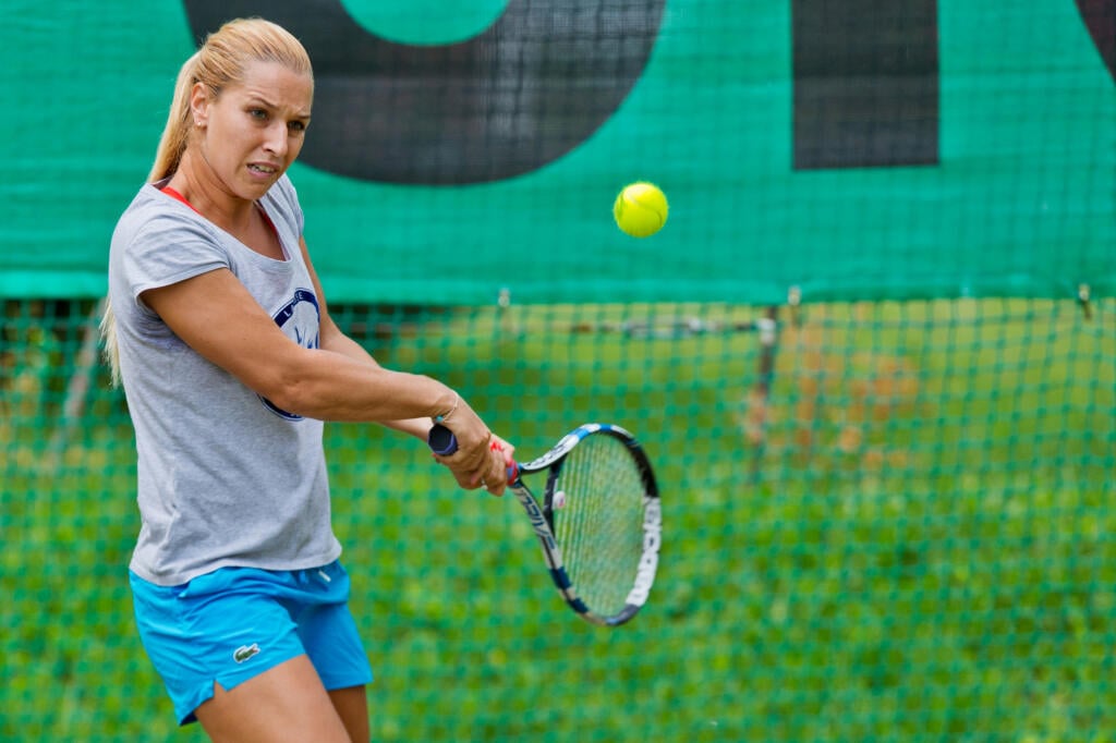 Na snimke slovenska tenistka Dominika Cibulkova sa pripravuje po lahsom zraneni na turnaje na travnatom povrchu, ktorych vrcholom bude turnaj vo Wimbledone.