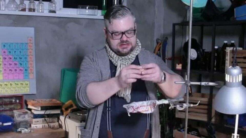 Karol z Dobre vedieť nie je vedátor, ale komik.