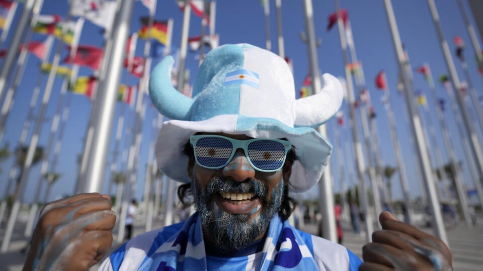 WA 32 Dauha - Argentínsky fanúšik pózuje na námestí vlajok v katarskej Dauhe v piatok 11. novembra 2022. Svetový šampionát vo futbale sa uskutoční od 20. novembra do 18. decembra. FOTO TASR/AP
A fan from Argentina cheers as he poses for a picture at flag plaza in Doha, Qatar, Friday, Nov. 11, 2022. Final preparations are being made for the soccer World Cup which starts on Nov. 20 when Qatar face Ecuador. (AP Photo/Hassan Ammar)