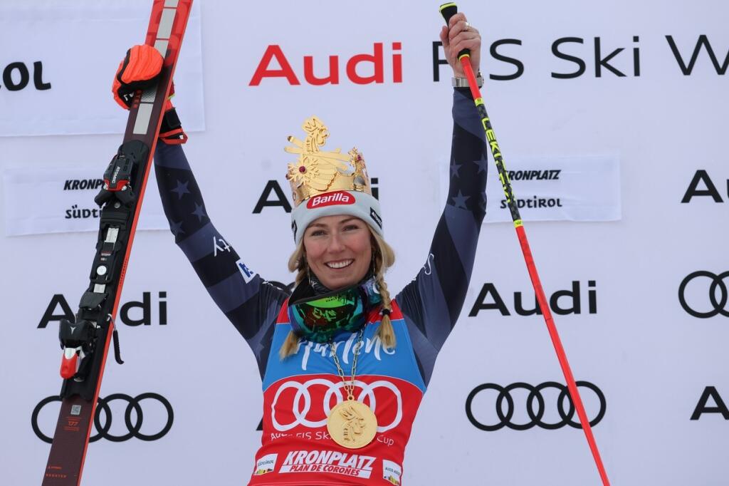 Shiffrinová neskrývala na stupňoch pre víťazov radosť.