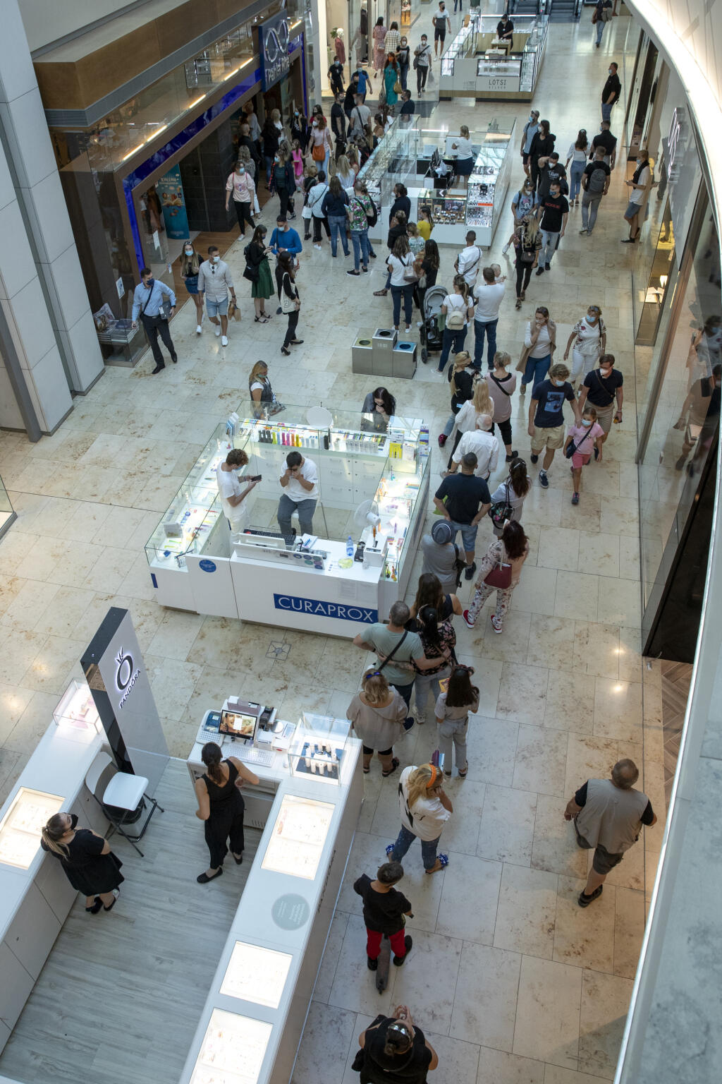 Autogramiáda speváčky Dary Rolins, ktorá v Bratislave predstavila svoj aktuálny diár na rok 2022 - Svet podľa Dary.