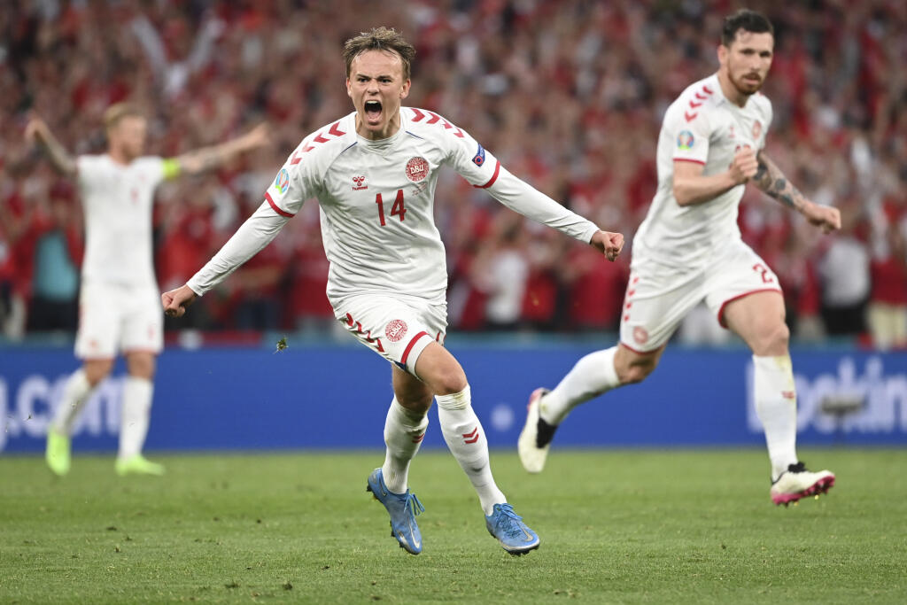 WA 52 Kodaň - Dánsky futbalista Mikkel Damsgaard sa teší po strelení úvodného gólu v zápase základnej B-skupiny Rusko - Dánsko na ME vo futbale v Kodani 21. júna 2021. FOTO TASR/AP
Denmark's Mikkel Damsgaard celebrates after scoring his side's opening goal during the Euro 2020 soccer championship group B match between Russia and Denmark at the Parken stadium in Copenhagen, Denmark, Monday, June 21, 2021. (Jonathan Nackstrand/Pool via AP)