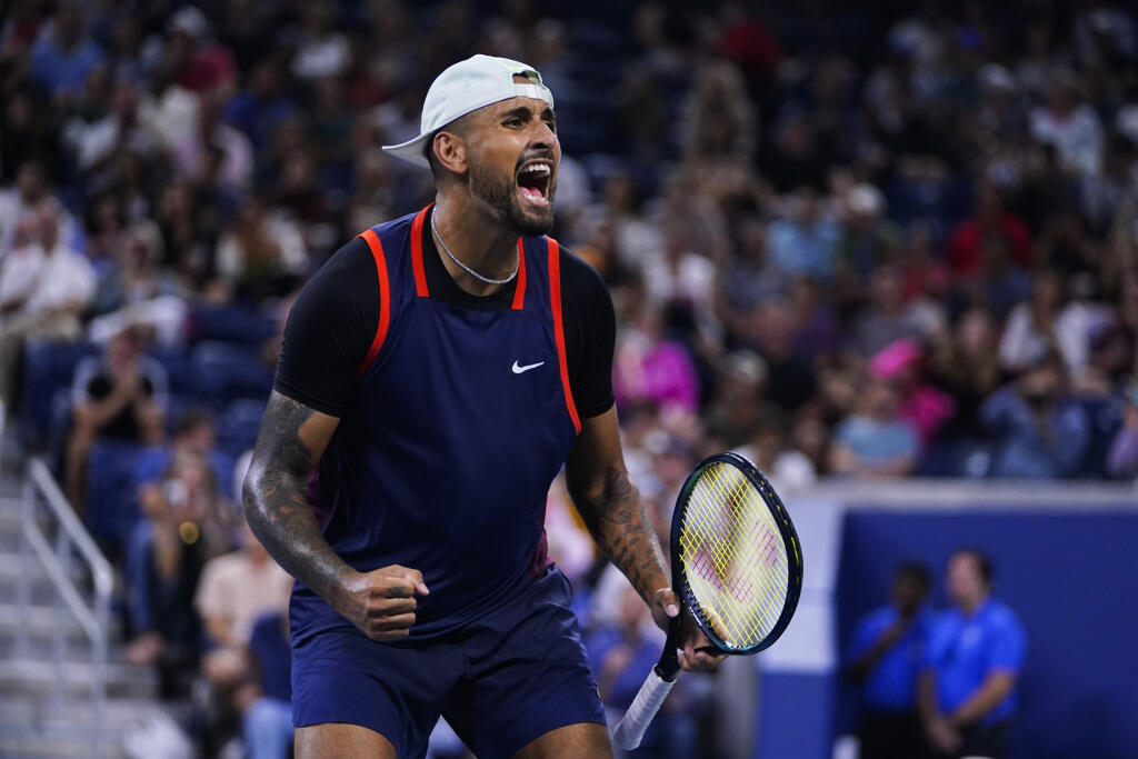 EBE 9 New York - Austrálsky tenista Nick Kyrgios postúpil do osemfinále mužskej dvojhry na grandslamovom turnaji US Open vyradil domáceho J.J. Wolfa 6:4, 6:2, 6:3 v New Yorku v noci na sobotu 3. septembra 2022. FOTO TASR/AP
Nick Kyrgios, of Australia, reacts after defeating J.J. Wolf, of the United States, during the third round of the U.S. Open tennis championships, Friday, Sept. 2, 2022, in New York. (AP Photo/Frank Franklin II)