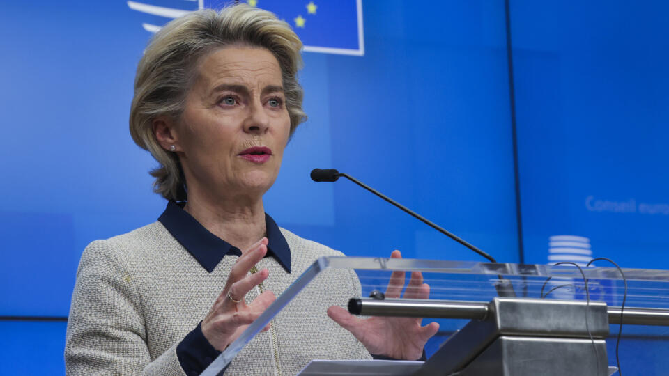 KK8 Brusel - Šéfka Európskej komisie Ursula von der Leyenová hovorí počas tlačovej konferencie po videosummite EÚ 19. novembra 2020 v Bruseli. Členské krajiny EÚ intenzívne pracujú na tom, aby sa čo najrýchlejšie dostali z krízy, v ktorej sa ocitli po maďarskom a poľskom zablokovaní rozpočtu EÚ a plánu obnovy. Uviedli tak predseda Európskej rady Charles Michel a šéfka Európskej komisie Ursula von der Leyenová na tlačovej konferencii po skončení štvrtkového videosummitu. Obaja predsedovia sa snaž