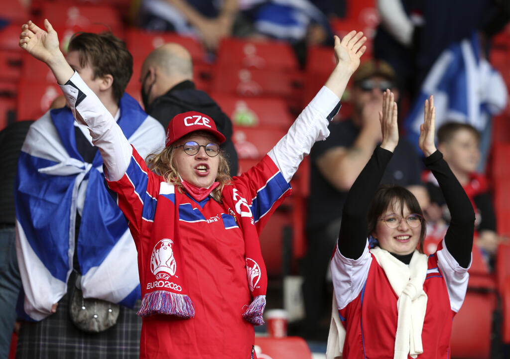 KK27 Glasgow - Fanúšikovia čakajú na začiatok zápasu základnej D-skupiny Škótsko - Česká republika na ME vo futbale 14. júna 2021 v Glasgowe. FOTO TASR/AP
Fans wait for the start of the Euro 2020 soccer championship group D match between Scotland and the Czech Republic at Hampden Park in Glasgow, Scotland, Monday, June 14, 2021. (AP Photo/Robert Perry, Pool)