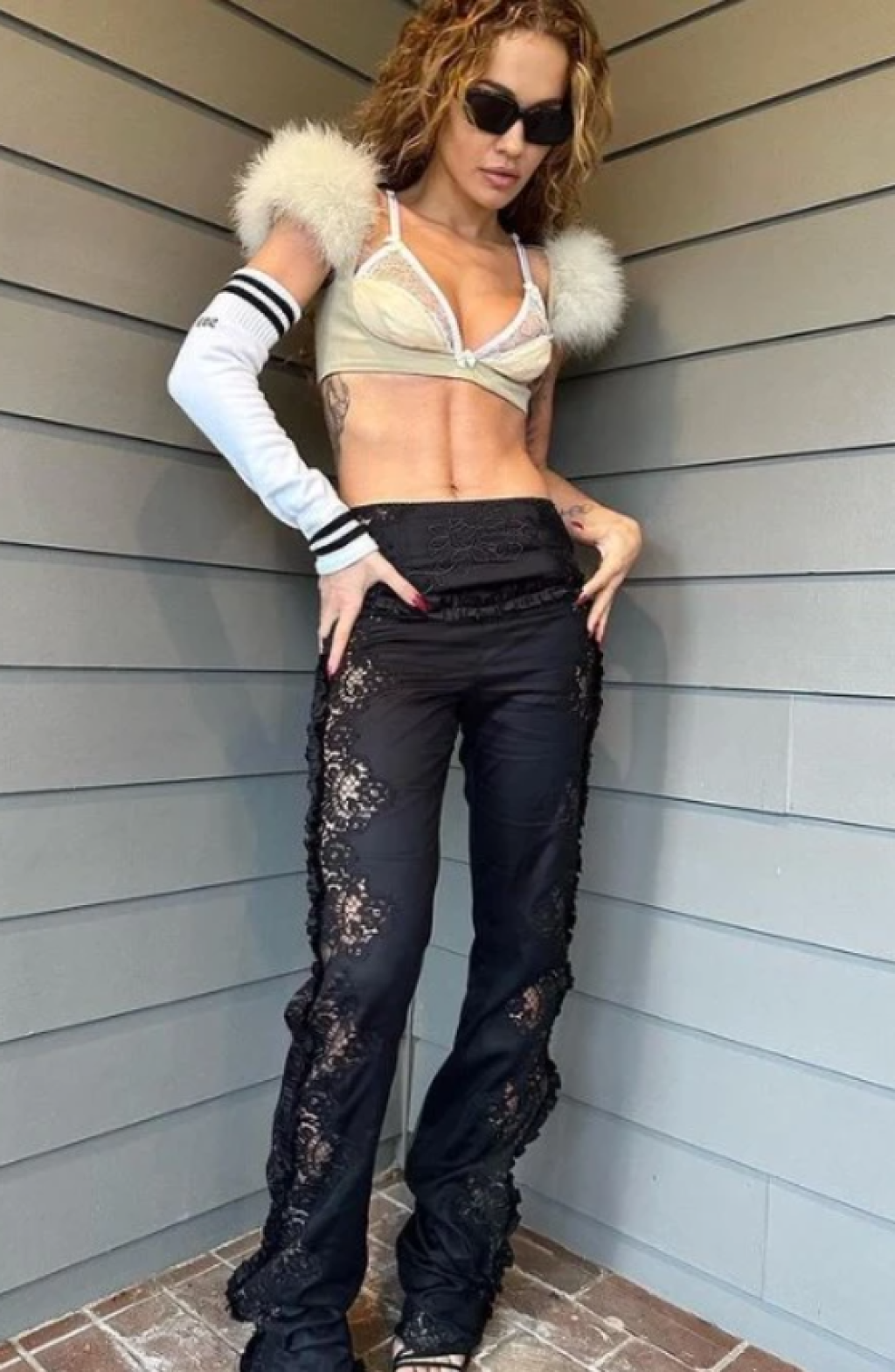 Potom: Rita Ora výrazne schudla a pôsobí nezdravo.