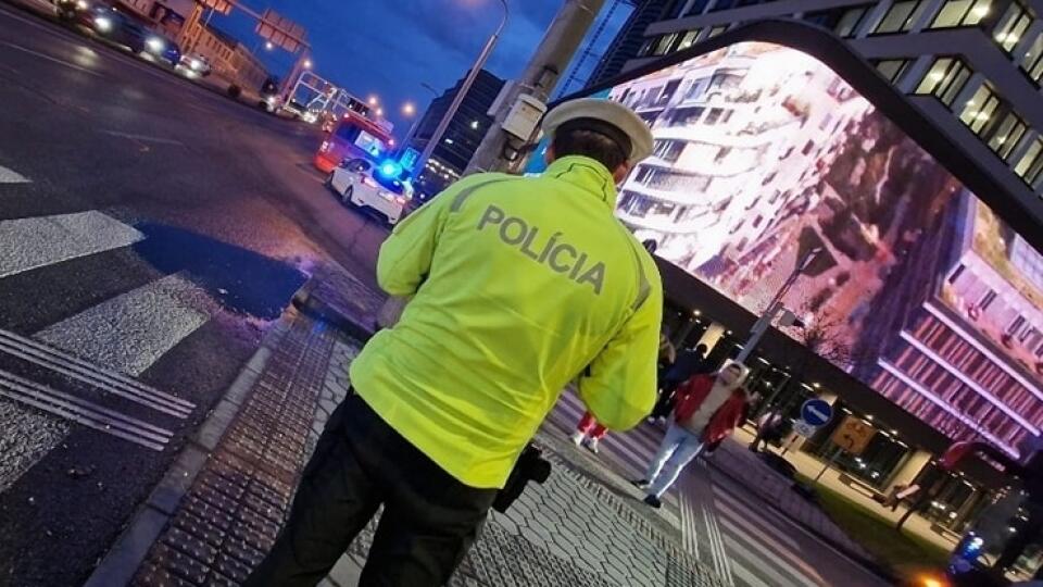 V blízkosti križovatky ulíc Landererova a Košická, v smere na most Apollo, došlo v stredu popoludní k nehode autobusu MHD a auta.