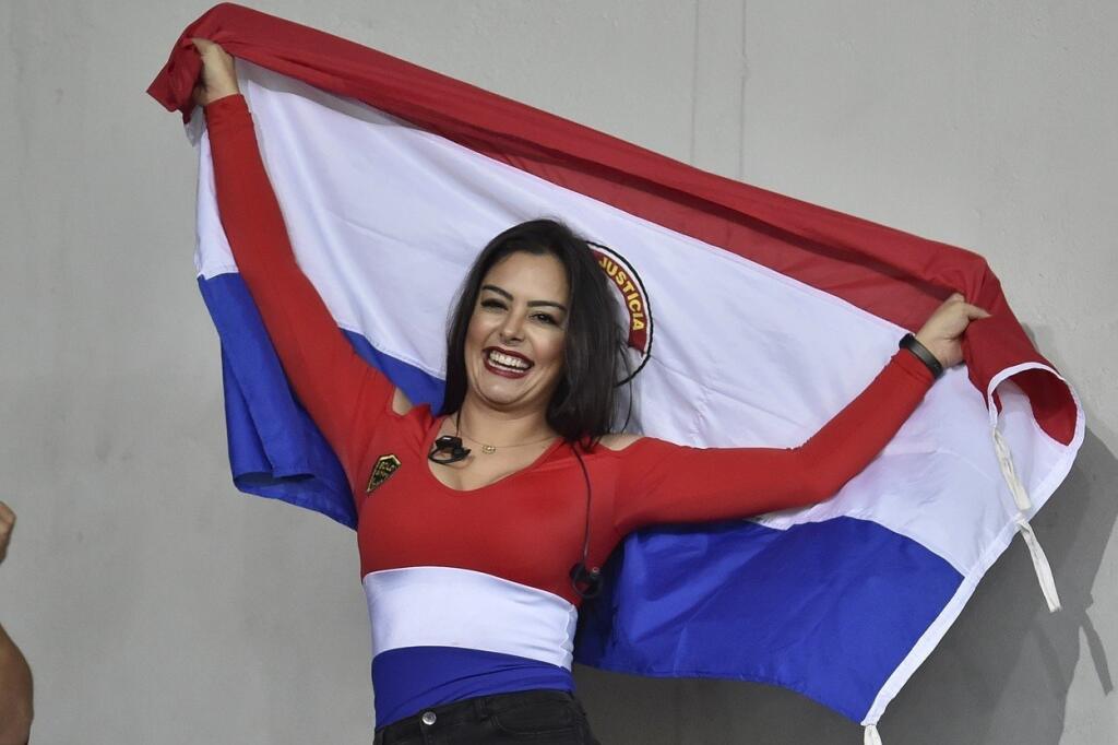 Larissa sa po dvoch rokoch opäť ukázala v plnej paráde na futbalovom zápase.