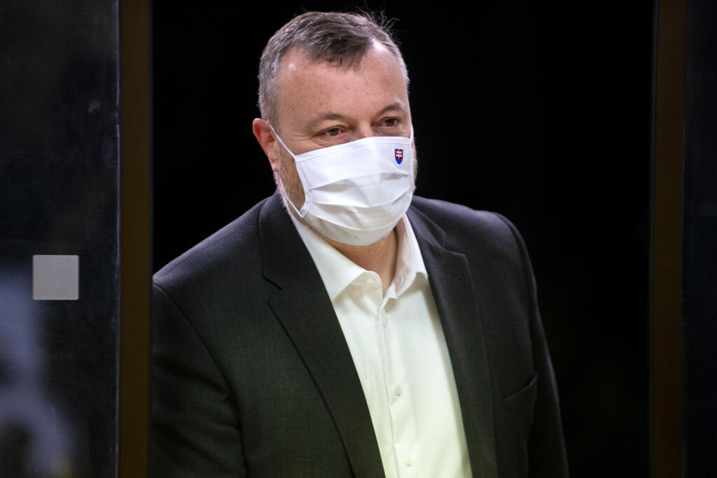 Na snímke minister práce, sociálnych vecí a rodiny SR Milan Krajniak (Sme rodina) počas príchodu na rokovanie 47. schôdze vlády SR 28. októbra 2020 v Bratislave. FOTO TASR – Jakub Kotian