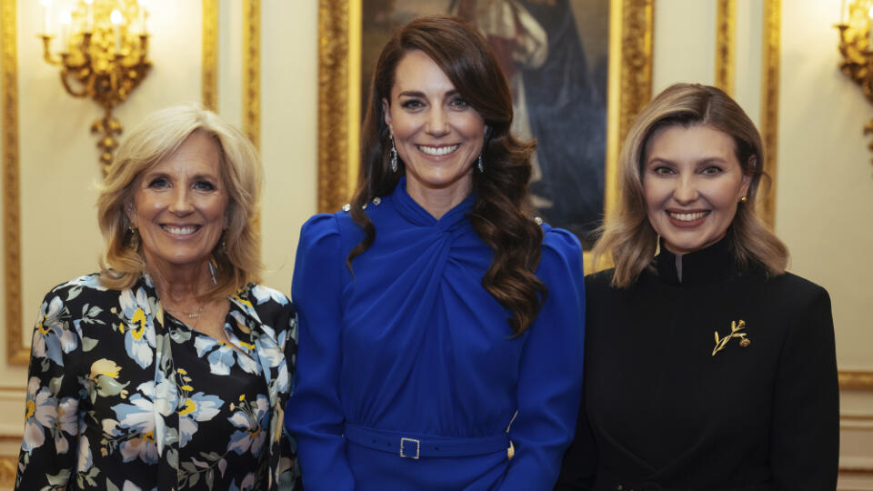 KK66 Londýn - Kate, princezná z Walesu (uprostred), prvá dáma USA Jill Bidenová (vľavo) a prvá dáma Ukrajiny Olena Zelenská pózujú na recepcii v Londýne 5. mája 2023. Korunovácia Karola III. a Kamily vo Westminsterskom opátstve sa bude konať 6. mája a zúčastnia sa na nej predstavitelia mnohých krajín sveta. FOTO TASR/AP
