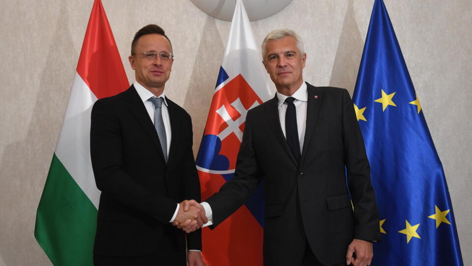 Na snímke minister zahraničných vecí a európskych záležitostí SR Ivan Korčok (vpravo) prijal svojho maďarského rezortného partnera Petra Szijjártóa v utorok 5. októbra 2021 v Bratislave. Ministri prerokujú aktuálne otázky bilaterálnej spolupráce. FOTO TASR - Martin Baumann