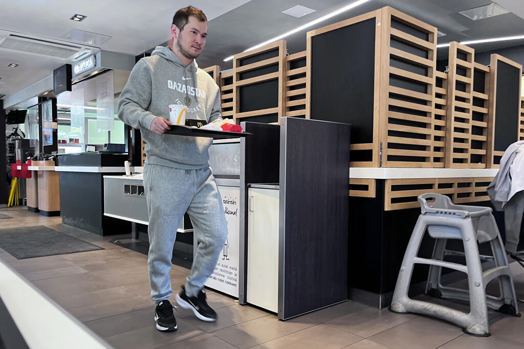 Zdravá strava ich zrejme príliš netrápi. Kazašských hokejistov sme deň pred zápasom so Slovenskom nachytali v známom fastfoode McDonald's. Namiesto zdravej a diétnej stravy si dopriali hamburgery, colu a hranolčeky.