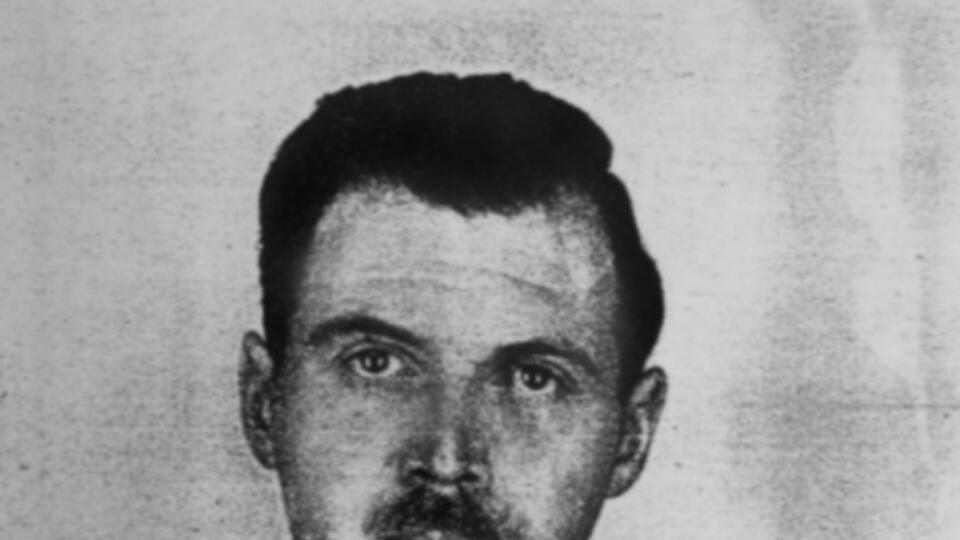 Josef Mengele, prezývaný aj anjel smrti, dozeral na triedenie väzňov v Osvienčime. Odhaduje sa, že do plynulo poslal vyše 400 000 väzňov.