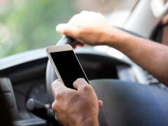 Policajti si po novom posvietia na KAŽDÉHO: Vodiči si s telefónom za volantom už NEŠKRTNÚ!