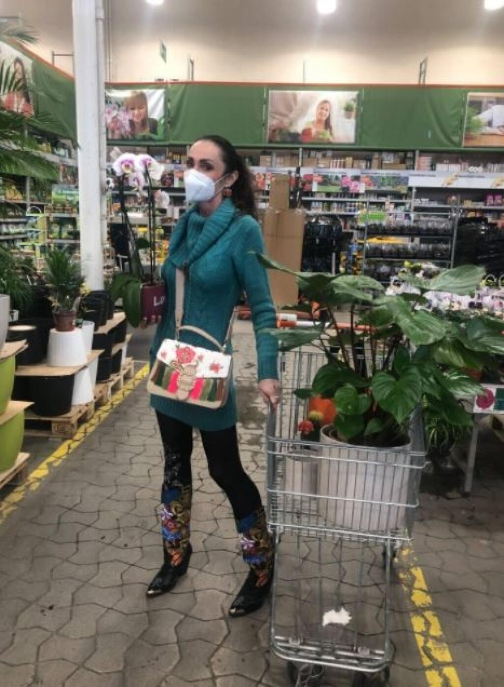 Sisa Sklovska nakupovala kvety na MDŽ.