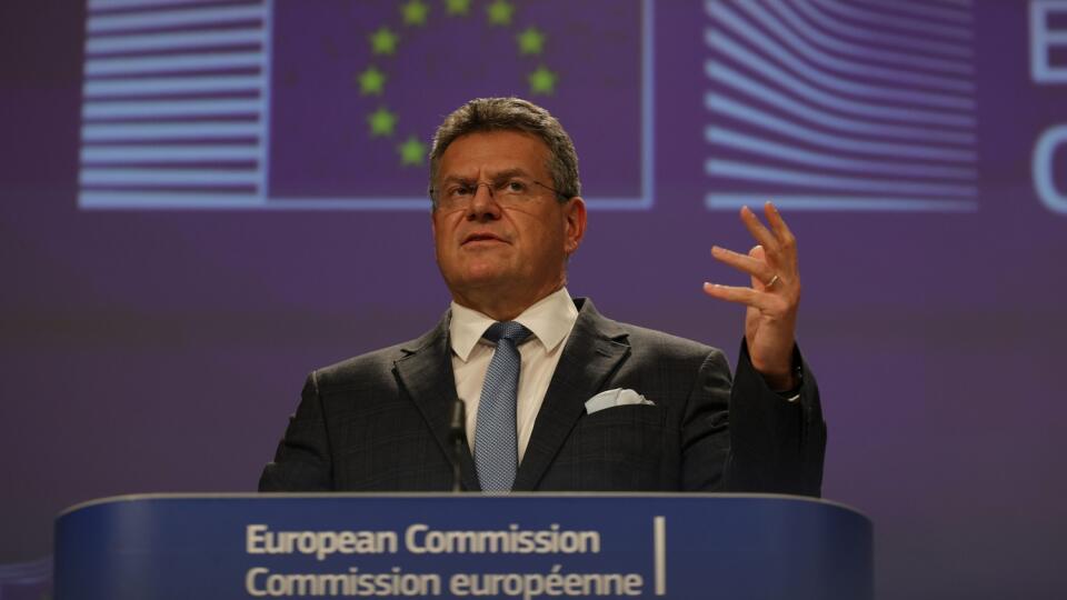 EBE 21 Brusel - Na snímke podpredseda Európskej komisie Maroš Šefčovič počas tlačovej konferencie po rokovaní s britskou ministerkou zahraničných vecí Liz Trussovou v Bruseli v pondelok 21. februára 2022. FOTO TASR/AP
European Commissioner for Inter-institutional Relations and Foresight Maros Sefcovic speaks to the media after a meeting with Britain's Foreign Secretary Liz Truss at EU headquarters in Brussels, Monday, Feb. 21, 2022. Maros Sefcovic and Liz Truss took part in the EU-UK joint comm