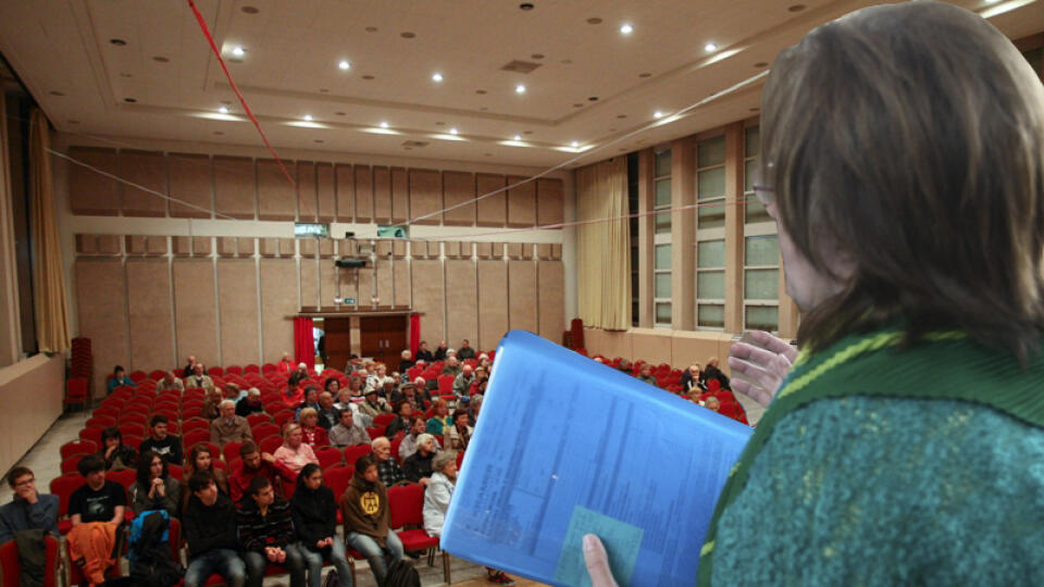 PANI ZUZANA: „Oklamali
ma“, sťažuje sa penzistka.