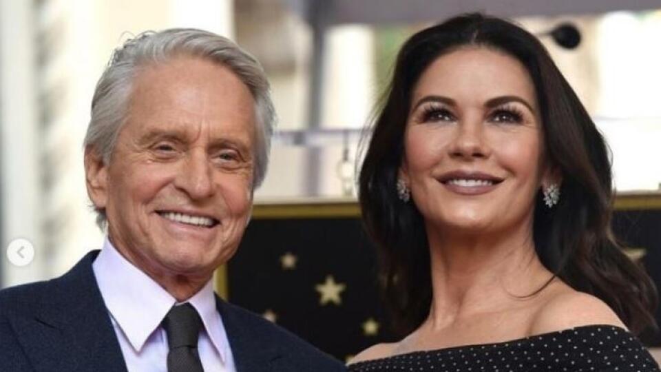 Catherine Zeta Jones s manželom. Delí ich veľký vekový rozdiel, sú však spolu takmer 20 rokov.