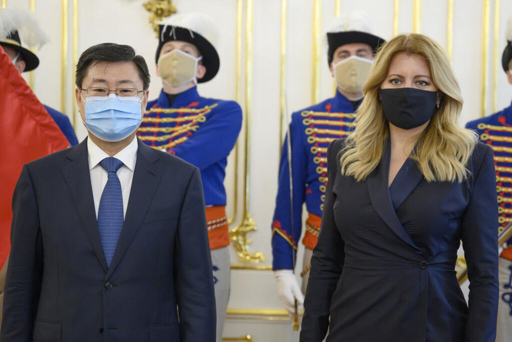 Na snímke vpravo prezidentka SR Zuzana Čaputová počas nástupnej audiencie mimoriadneho a splnomocneného veľvyslanca Čínskej ľudovej republiky Lijie Suna (vľavo) 10. júna 2020 v Bratislave. FOTO TASR - Pavel Neubauer