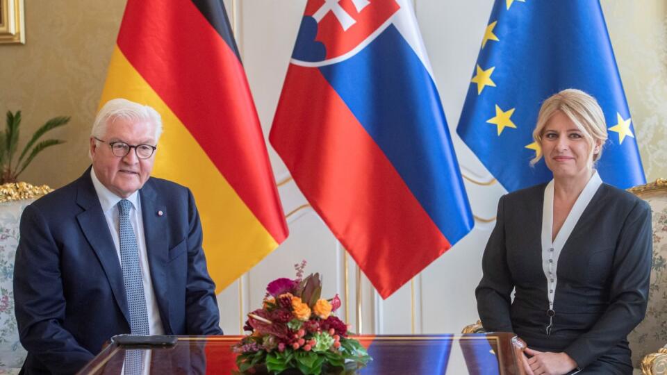 Na snímke vpravo nemecký prezident Frank-Walter Steinmeier a vľavo prezidentka SR Zuzana Čaputová počas uvítacieho ceremoniálu 2. septembra 2021 v Bratislave. FOTO TASR – Martin Baumann