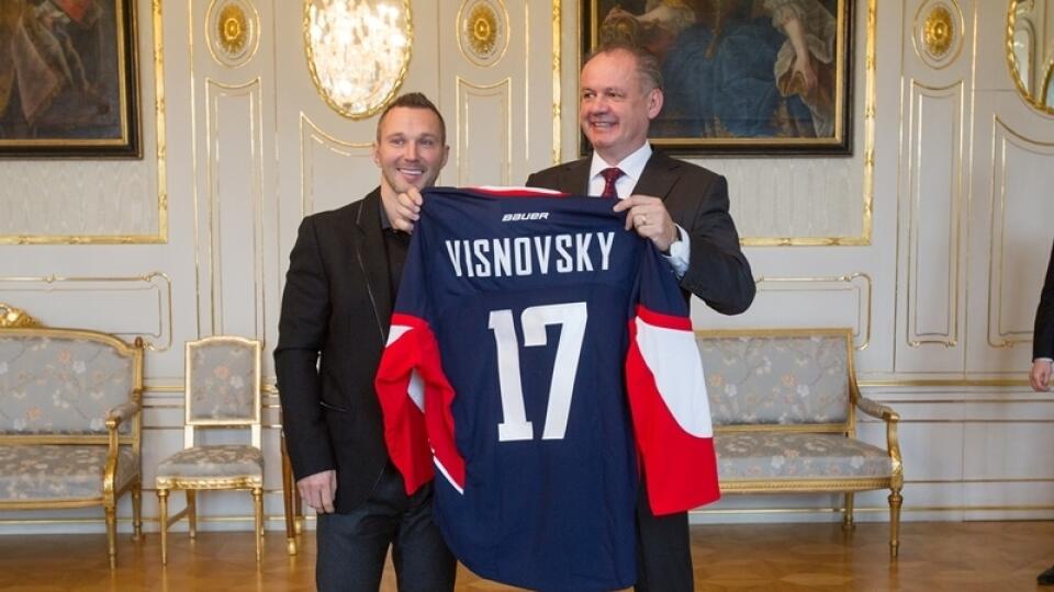 Ľubomír Višňovský (vľavo) daroval rezidentovi dres Slovana.