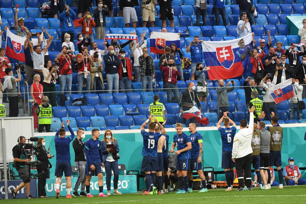Na snímke futbalisti Slovenska oslavujú s fanúšikmi víťazstvo 2:1 v zápase E-skupiny na majstrovstvách Európy vo futbale Poľsko - Slovensko v pondelok 14. júna 2021 v ruskom Petrohrade. FOTO TASR - Martin Baumann