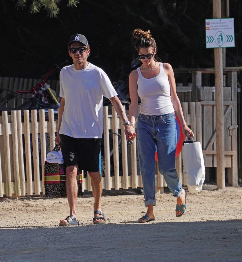 Francesca si s dvojmesačnou dcérkou vyšla na Ibizu a, ako inak, paparazzi fotografov mala v pätách. Po jej boku nechýbal ani jej partner Valentino.