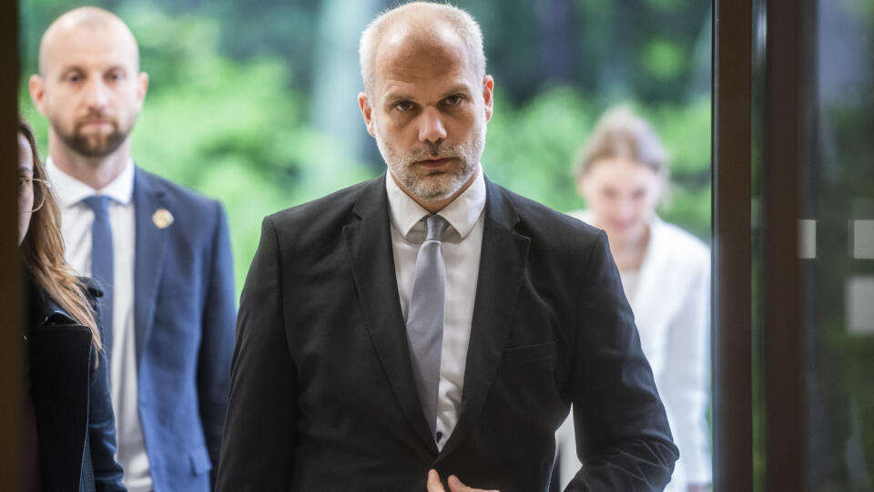 Minister obrany Martin Sklenár prichádza na prvé rokovanie vlády.