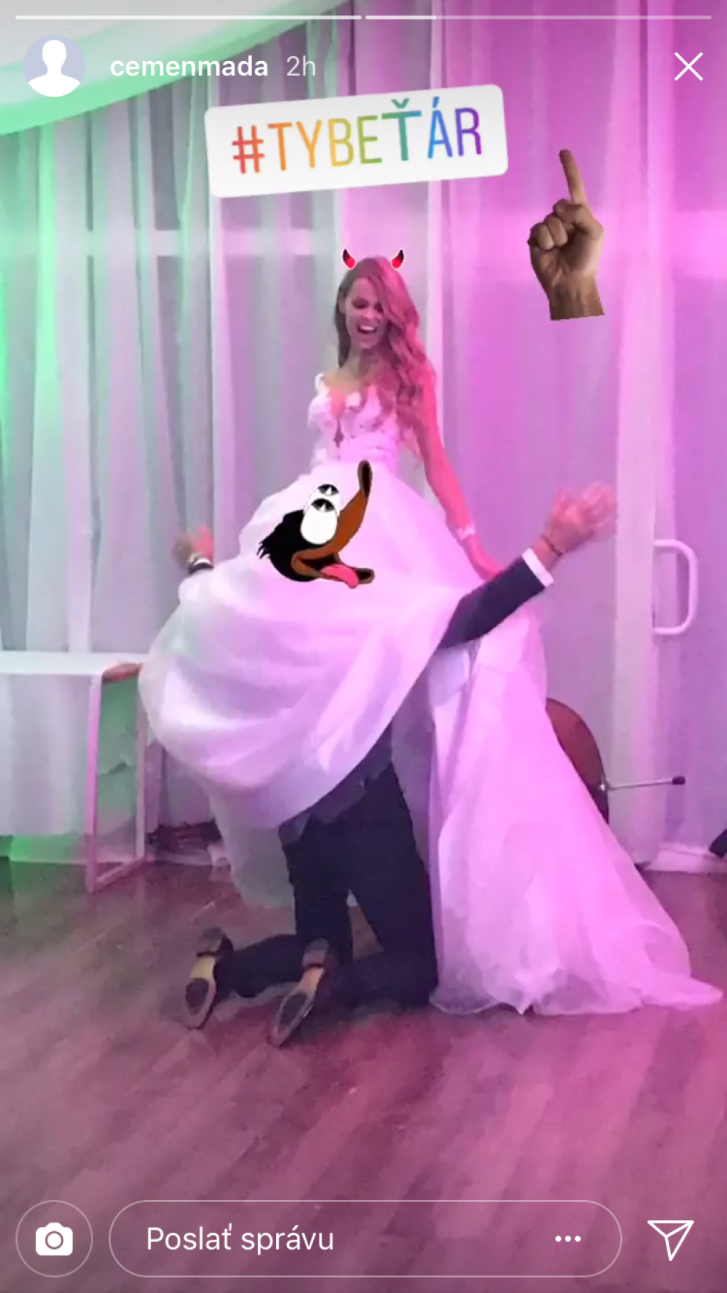 Adam sa nevyhol ani vyzliekaniu podväzku. Musel vojsť hlboko pod sukňu.