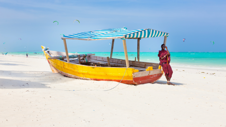 Zanzibar je krajinou nekonečných pláži s bielym pieskom.