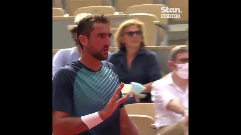 VIDEO Federer vypenil na kurte: Skočil do rozhodcu aj do súpera