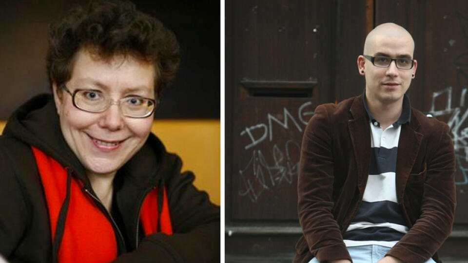 Trápi ju: Jano Satinský robí svojej mame vrásky na čele.