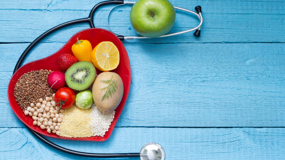 Food,On,Heart,Plate,With,Stethoscope,Cardiology,Concept,On,Blue