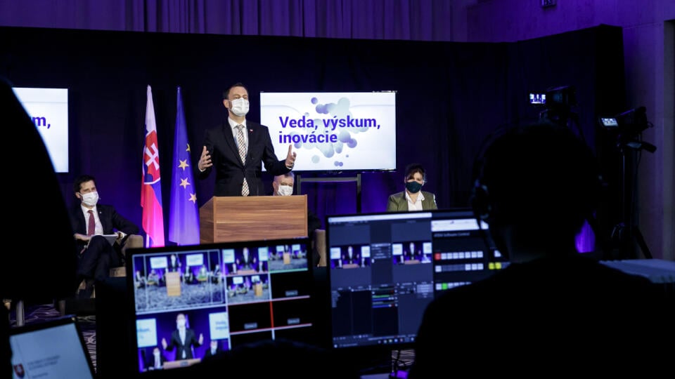 Na snímke podpredseda vlády SR a minister financií Eduard Heger (OĽANO), ktorý otvoril celodennú verejnú online diskusiu k slovenskému Plánu obnovy a odolnosti v Bratislave v utorok 15. decembra 2020. FOTO TASR – Dano Veselský