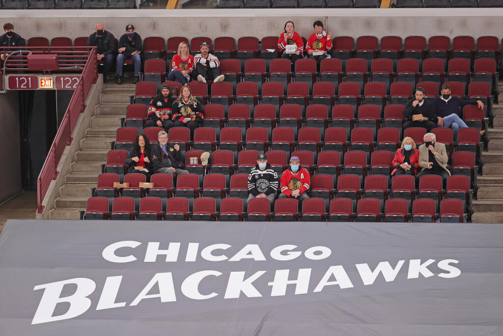 Hokejisti Chicaga zvíťazili v zápase zámorskej NHL na domácom ľade nad Dallasom 4:2. V United Center si triumf Blackhawks vychutnalo prvýkrát v sezóne aj 3820 priaznivcov.