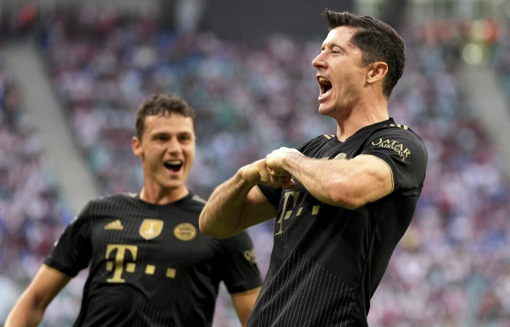 KK76 Lipsko - Futbalista Bayernu Mníchov Robert Lewandowski (vpravo) sa teší z gólu z penalty počas zápasu 4. kola nemeckej Bundesligy RB Lipsko - Bayern Mníchov 11. septembra 2021 v Lipsku. FOTO TASR/AP
Bayern's Robert Lewandowski, right, celebrates after scoring the first goal of the match, on a penalty, during the German Bundesliga soccer match between RB Leipzig and FC Bayern Munich in Leipzig, Germany, Saturday, Sept. 11, 2021. (AP Photo/Michael Sohn)