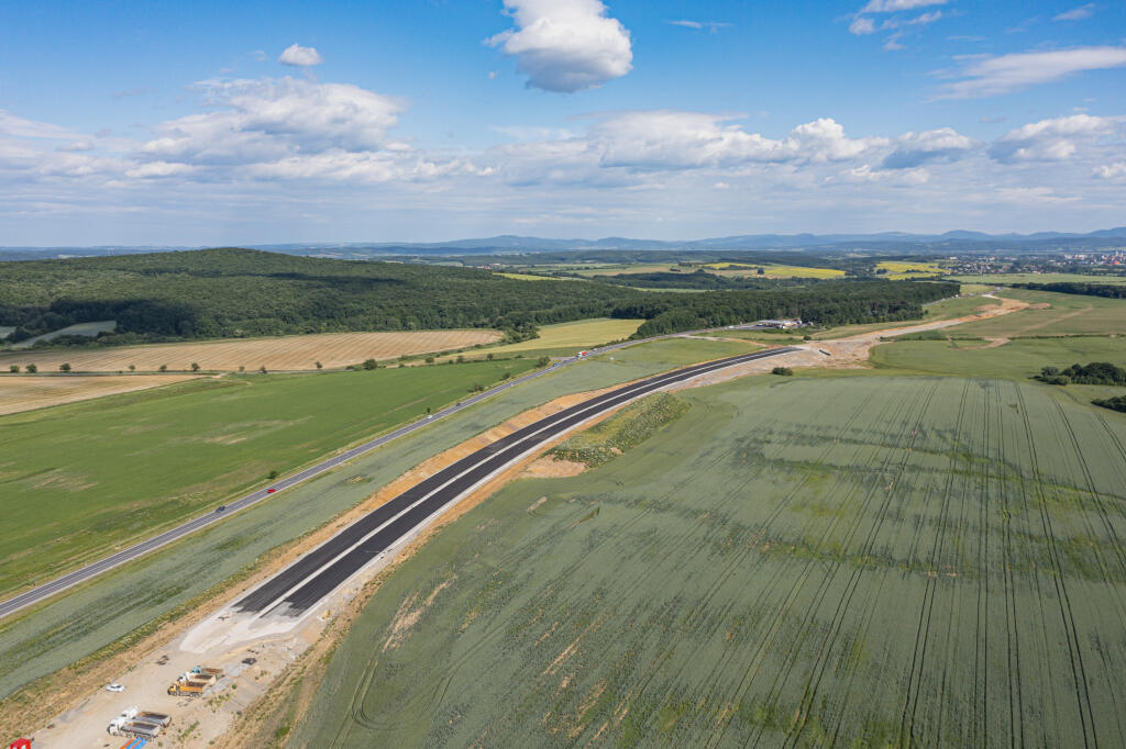 Výstavba úseku rýchlostnej cesty R2 - Mýtna – Lovinobaňa, Tomášovce v obci Podrečany, okres Lučenec, 26. júna 2021 FOTO TASR - Michal Svítok