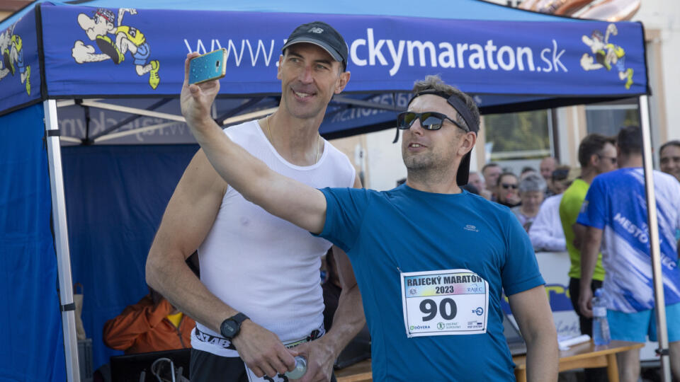 Zdeno Chára bol jednoznačne najväčšou hviezdou Rajeckého maratónu, na ktorom si zabehol polovičnú trať.