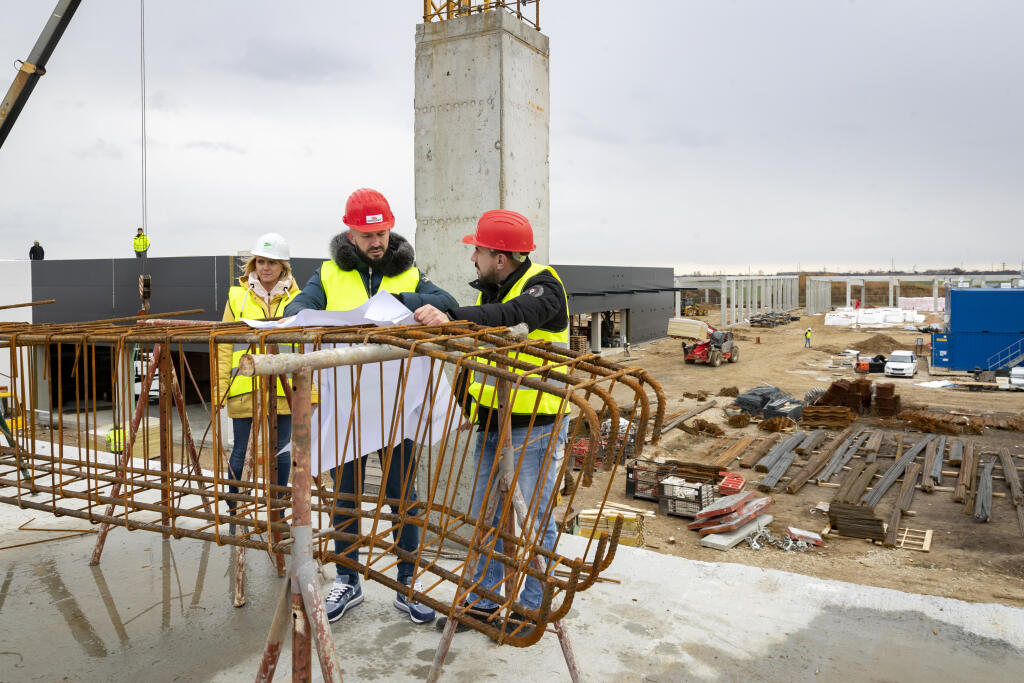 ISMONT s.r.o. - stavebná, investičná a developerská spoločnosť, ktorá stojí za mnohými projektami na Slovensku. Na snímke v strede je Ivan Slíž, konateľ spoločnosti.