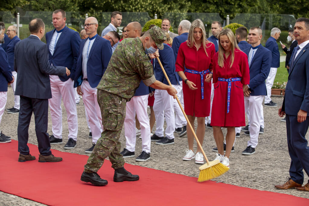 Predtým, ako začala slávnostná ceremónia, bolo potrebnú upraviť posledné detaily.