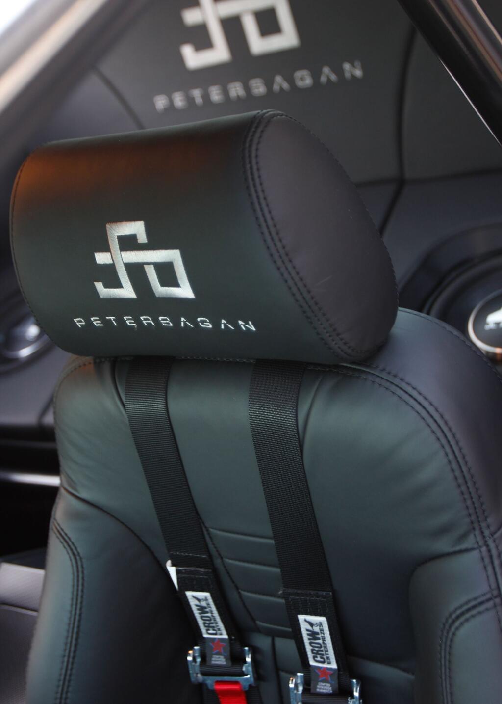 V interiéry sa myslelo na každý detail. Čalúnenie sedadiel má logo Petra Sagana.