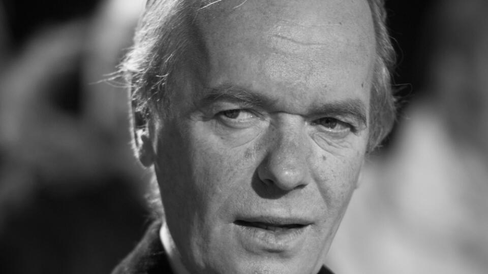 A l'âge de 73 ans, l'écrivain britannique acclamé Martin Amis est décédé vendredi aux Etats-Unis.  Sa mort a été confirmée samedi par son agent Andrew Wylie.  TASR a repris le rapport de l'agence AP.