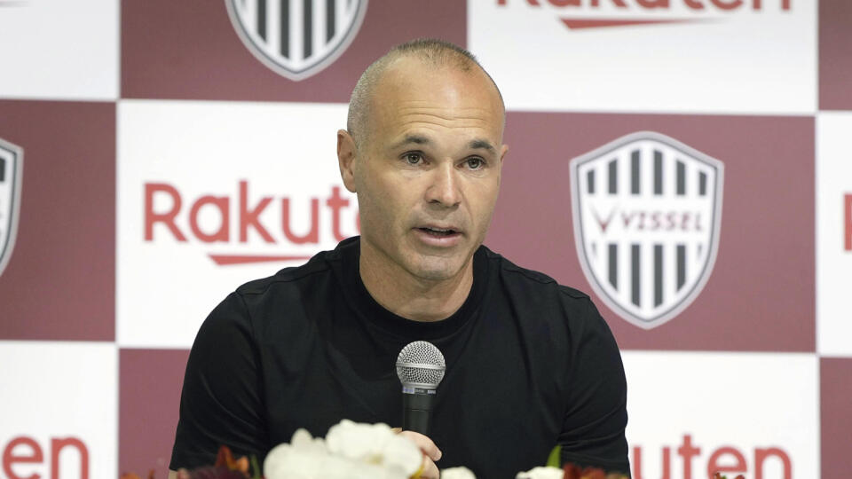 KK36 Kóbe - Španielsky futbalista Andres Iniesta hovorí počas tlačovej konferencie v japonskom meste Kóbe 25. mája 2023. Španielsky futbalista Andres Iniesta po piatich rokoch opúšťa japonský klub Vissel Kóbe. Tridsaťdeväťročný stredopoliar to oznámil so slzami v očiach na štvrtkovej tlačovej konferencii. FOTO TASR/AP
Andres Iniesta speaks at a press conference at a hotel in Kobe, western Japan Thursday, May 25, 2023. Iniesta, who won the World Cup with Spain in 2010, and four Champions League t