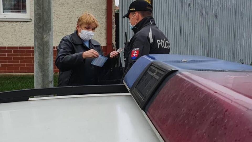 Policajti vás môžu náhodne skontrolovať aj priamo na ulici. Ak pri sebe certifikát mať nebudete, hrozí vám pokuta.