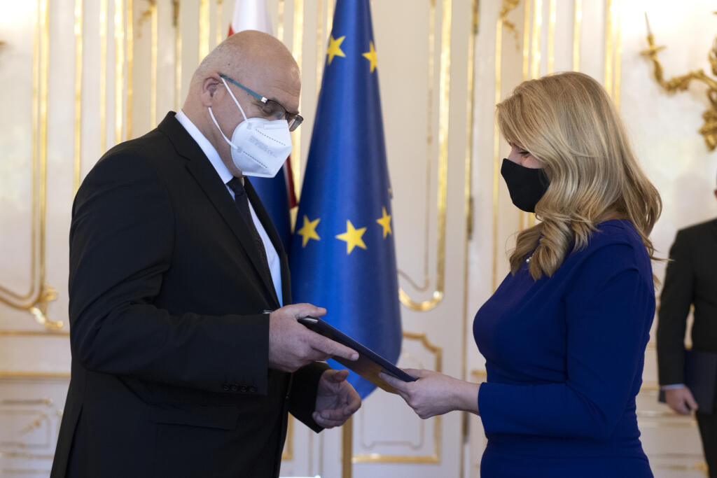 Na snímke vľavo nový veľvyslanec SR v Nórskom kráľovstve a Islandskej republike Roman Bužek a vpravo prezidentka SR Zuzana Čaputová počas odovzdávania poverovacej listiny 25. októbra 2021 v Bratislave. FOTO TASR - Pavel Neubauer