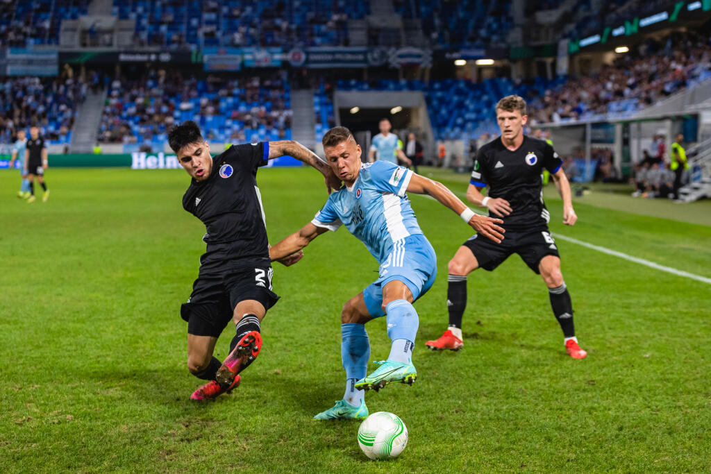 Na snímke Samuel Mráz a Kevin Diks počas zápasu F skupiny Európskej konferenčnej ligy medzi ŠK Slovan Bratislava a FC Kodaň.